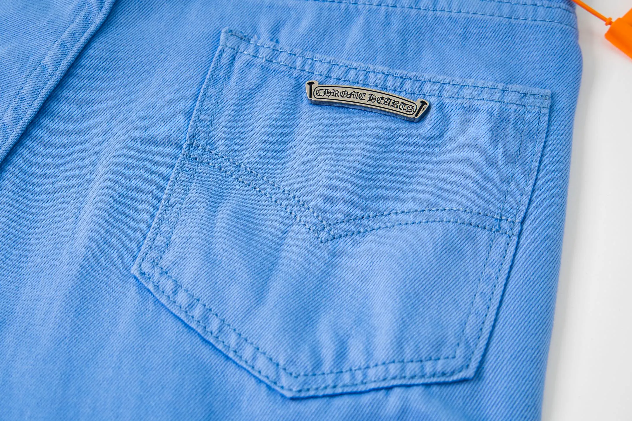 P270 CHROME HEARTS 25ss dopamine light blue cross patch leather washed jeans - Full of exploring the ultimate in fashion, Chrome Hearts' new Chrome Hearts pants not only present a unique style, the fresh ice blue color looks particularly youthful and energetic. The mid-high waist design is paired with a lazy and casual style, which not only shows long legs but also maintains a casual feel. It is a must-have fashion choice for trendy men and trendy women. Style number: 1752# Color: Dopamine light blue Size: 28 30 32 34